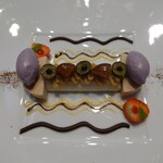 シャトー　ラ・パルム・ドール - カスタードクリームソース、フランボワーズソース
      ミントの入ったカスタードクリームソースと　の説明
      
      甘く軽く爽やかなブルーベリーのソルベ
      下にもソルベ