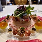 シャトー　ラ・パルム・ドール - 下にはじゃがいもとさつまいもを和えたサラダ
      上には帆立、オマール海老、カリフラワームース
      一番上にはプチサラダを添えてある
      周りにはラディッシュのクロム仕立て