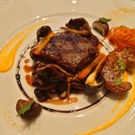 シャトー　ラ・パルム・ドール - 上にはキャロットラペ
      下には大きなしめじ、大黒しめじや亀山しいたけ添え
      人参のピューレソースや
      クリームをふんだんに使われたマデラ酒のソース
      との説明