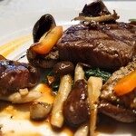 シャトー　ラ・パルム・ドール - ミディアムレアな焼き加減の柔らかなヒレステーキ
      
      甘味とコク、ほんのりと苦みを加えられている
      ソース・ペリグーとなる
      
      下にはほんのりと甘味ある
      塩味のほうれん草とベーコンの炒め物