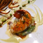 シャトー　ラ・パルム・ドール - ソースは粒マスタードが入ったクリームソース
      真ん中に敷かれてるのがえんどう豆のピューレソース
      グリンピースのピューレが入ったマデラソース
      海老の方には海老のオイルソースとの説明
      プリッと食感な伊勢海老