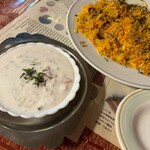 ビラシ - チキンのビリヤニ(インドの炊き込みご飯)とセットで付いてくるパラタ