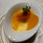 シャトー　ラ・パルム・ドール - マンゴーとホワイトチョコの
      上にはマンゴーのスライスとマンゴーの爽やかなソース
      
      下にはホワイトチョコのコクある味わいのクレームブリュレ
      
      爽やかな酸味とコク合わさりあった味わいが面白い対比で美味しい