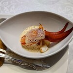 シャトー　ラ・パルム・ドール - 爪の部分は完全には火を入れなくて弾力ある食感と
      旨味が共存していて美味しい味わい
      ビスクをソースにして使われている