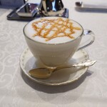 シャトー　ラ・パルム・ドール - フォームドミルクの上に掛けられている
      キャラメルの甘い香りが漂っていて良い感じ♪
      
      ミルキーな味わいと紅茶の上品さ、キャラメルの甘味と味わいが加わり、
      これは美味しくて面白い味わい❕