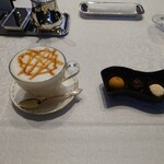 シャトー　ラ・パルム・ドール - ◯キャラメルハニー【期間限定】
      アムシュティーの キャラメルハニー +300円
      キャラメルとハニー、マロン、レモンの香りを合わせたフレーバーにスチームミルクを加えキャラメルソースを トッピング