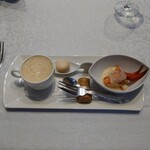 シャトー　ラ・パルム・ドール - ◯軽く仕上げた
      　ラングスティーヌのビスクをタスカップで
      
      ビスクと呼ばれる手長エビで作られてるクリームスープ
      海老の出汁で作られたマカロン
      パンスと呼ばれる手長エビの爪の部分　との説明