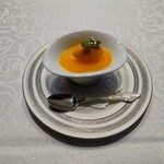 シャトー　ラ・パルム・ドール - ▷デザート前のお楽しみ
      ◯ホワイトチョコのプリン
      上にはマンゴー、柿のコンポート
      ❔（柑橘類）のソルベを添えてある