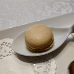 シャトー　ラ・パルム・ドール - 最初には甘さ、後から手長エビの香ばしさ
      旨味を感じて美味しいマカロン