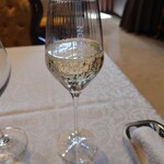 224912720 - ◯カール・ユング（スパークリング）
                    説明ではやや辛口な味わいとなり
                    すっきりと爽やかな飲み口
                    本格的シャンパンと比べても劣らない
                    
                    甘味がスッキリとしていて
                    炭酸の切れ味あるスパークリング