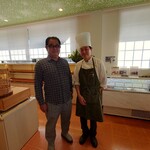 シャトー　ラ・パルム・ドール - 隣のパン、スイーツの店舗ラ・パルムドールさんで
      お世話になった切原GMさんがパン作りの修行をされてる
      
      テリーヌドショコラを購入
      切原GMさんと記念撮影した
      
      久しぶりにスーツ姿のGMさんを見てみたい