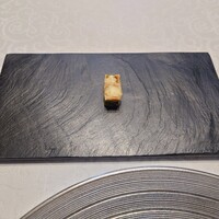 シャトー　ラ・パルム・ドール - ◯フィンガーフード
                      アオサで作られたワッフルにチーズや
                      アカイカのゲソを添えられている
                      フィンガーフード　との説明