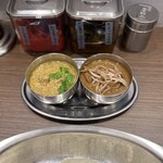 オイシイカレー - 左：親子丼　右：とんこつポークカレー