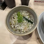 つけめん金龍 - つけ麺と言えば、少し濃厚なスープを考えてしまうのですが、コチラは淡麗。
            昆布が主軸のサブに鰹がサポートする和風出汁、魚介も交わるそんな出汁スープです。麺と合わせると少し薄く感じますが、追い汁があるので