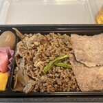 東京デリカステーション - 見た目は良いけど…肉2枚だけ〜