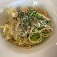 リストランテ エスト - Pranzo A パスタランチコース（税込 1,800円）評価＝○：北海道帆立のラグーとサヴォイキャベツのスパゲッティーニ