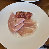 リストランテ エスト - Pranzo B メインランチコース（税込 2,200円）評価＝◎：シェフ厳選 ハムの盛り合わせ