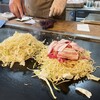 Okonomiyaki Murakami - 左牡蠣スペシャル、右尾道プラス