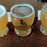 筥崎鳩太郎商店 - クラフトビール飲み比べセット。好きな３種類を選べるんだが、メニュー二枚目があるのに気づかなかったことが悔やまれる。