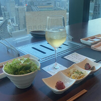 天空焼肉 星遊山 - チョレギサラダ(左)、キムチ・ナムル3種盛り合わせ(右)