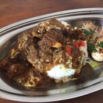카레 스미타 - 오늘의 카레 "두툼한 돼지고기 검은 칠리 카레" (우롱차 삶은 계란과 아삭아삭한 감자 샐러드가 함께 제공됩니다. 1,350엔)
                      "밥 큰 사이즈" (+50엔).