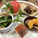 Touhakuan Karibe - 前菜5店盛り　ほうれん草おひたし、トマトのピクルス？、きのこ、甘海老の昆布〆、穴子の煮凝り