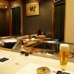 カウンター席は板場を囲むようなL字型