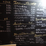 欧風小皿料理 沢村 - お店入り口のメニュー看板…待ち時間に、食べたいメニューを選びます。