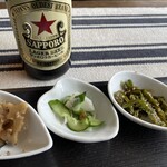 マルカツ - 小鉢たち　ビールのアテのピーマンの和物、酒が進みます