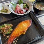 マルカツ - 焼魚定食・鮭の西京焼　お刺身もたまらんほどに充実してます