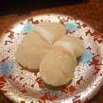 八食市場寿司 - 活きホタテ