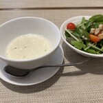 Itarianfurenchirekoruto - さつまいもスープとグリーンサラダ