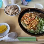 牧のうどん - 野菜かき揚げに肉みそトッピング。それと外せないかしわ飯。