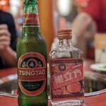 譚鴨血 老火鍋 - 青島ビール、白酒(桃)