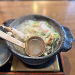 Inakaya - 椎茸や鶏肉、色々な具材の入った出汁は熱々でさっぱりとした優しい出汁。