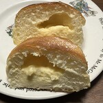 ククル ベーカリー - 自家製カスタードたっぷりクリームパンの断面