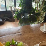 Garden cafe Au coju - 隣の園芸店の木々も見え、窓から見える景色が良いです^ - ^