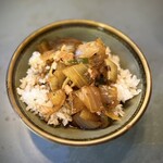 八平の食堂 - 半ライスに残ったスープをかける