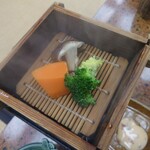 Ichirino Kougen Hoteru Roan - 野菜蒸しですが、温めているだけな感じ。開けてみると、あっ、これだけ？みたいな印象に、、、
