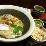 花水木 - 定番セットの中から、きつねうどんとご飯750円