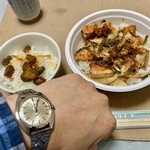 やきとりたけちゃん - 自宅で左腕のお供と。キューちゃん胡麻ラー油あじをトッピングした1/2ご飯を添えて(←大食漢！？^ ^;;)