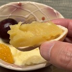 緑水亭 勝浦別館 翠海 - 栗きんとんをピーナッツ型の最中に入れます