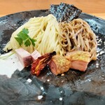 らぁ麺 飯田商店 - 白麺、黒麺、デフォルトトッピング