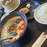 Chuugokuryouri Senrakuen - 奥のシュウマイは相方が注文した「選べる定食」です。美味しそうですが、担々麺セットには付きませんのでご注意を(笑)