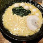 横浜家系ラーメン 一新家 - ら～めん＋うずら味玉
