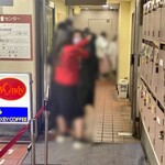 欧風カレー ボンディ 神保町本店 - 大体、1階通路からこの様な列になってる。
                                1階に居るうちにオーダーを取られる為、全員揃ってから並ぶ。