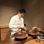 アカ - 東シェフ　個室席でもパエリアを取り分け、気を遣ってお話しして下さります。