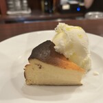 ピッツェリア ファッブリカ 1090 - しっとりなのに軽いチーズケーキ