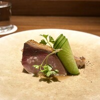 アカ - 皮目を薪火で焼いた余市の鰤　青芯大根のマリネ　シェリーワインビネガーのソース