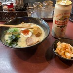 Ramen Hongo Utei - 白湯ラーメン とサービスのキムチ